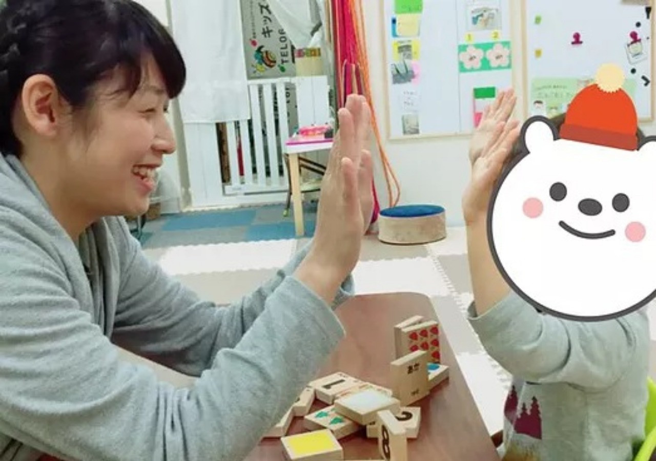 児童デイサービスで楽しそうにハイタッチ